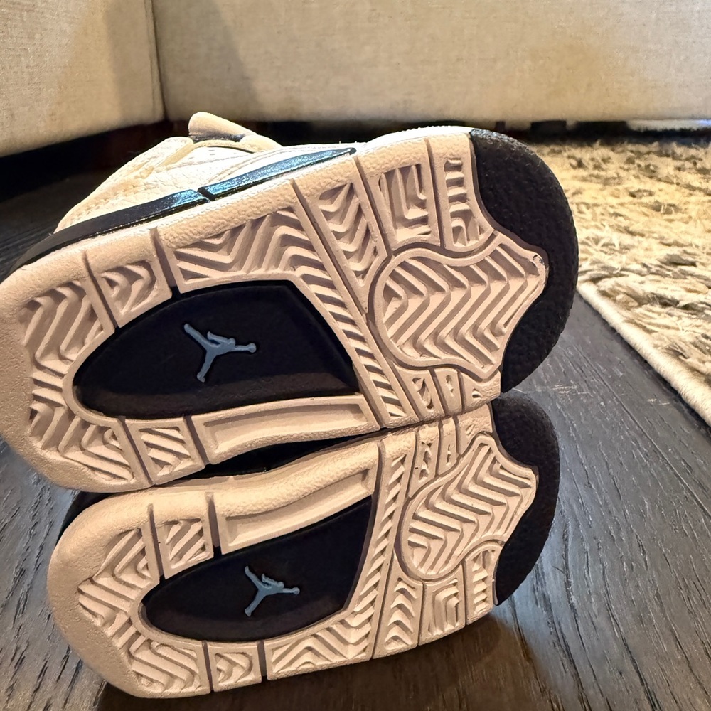 Nike Air Jordan 4 Retro - Picture 3 of 5